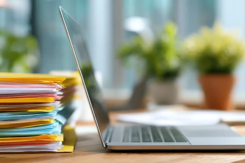 Fuhrparkmanagement-Software statt Papierflut: Die Digitalisierung von Prozessen schafft mehr Effizienz und Transparenz in der Fahrzeugverwaltung.